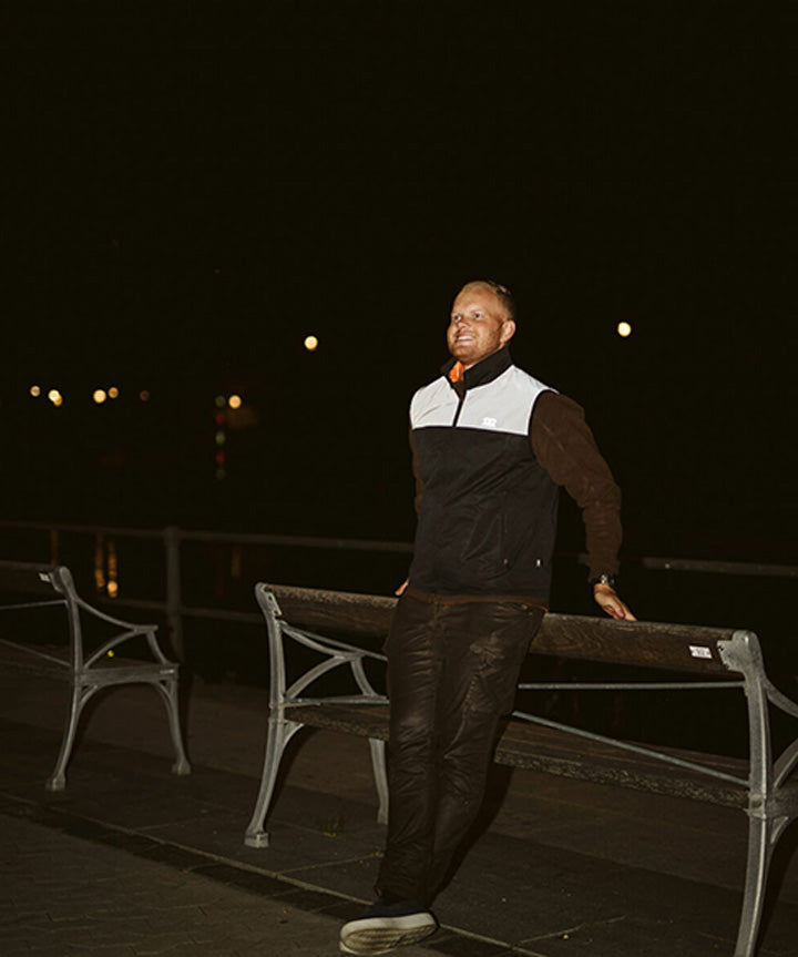 reflective-revolution-reflective-vest-45549-voksen-funktionsvest-refleks-sort-livsstil-4.jpg