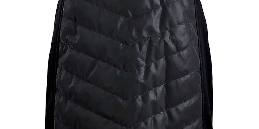 Sort, let polstret nederdel med quiltede, chevron-lignende syninger og diskret glans i stoffet. Nederdelen har en lige, let A-form, elastisk linning og kontrastfulde sidepaneler, der giver bevægelsesfrihed. Den varme, lette polstring gør den ideel til køligere dage, hvor den kan styles med tykke strømpebukser, støvler og en chunky sweater for et moderne, praktisk vinterlook.