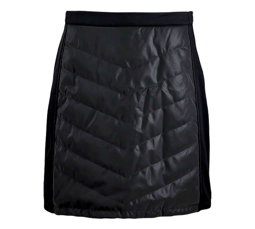 Sort, let polstret nederdel med quiltede, chevron-lignende syninger og diskret glans i stoffet. Nederdelen har en lige, let A-form, elastisk linning og kontrastfulde sidepaneler, der giver bevægelsesfrihed. Den varme, lette polstring gør den ideel til køligere dage, hvor den kan styles med tykke strømpebukser, støvler og en chunky sweater for et moderne, praktisk vinterlook.
