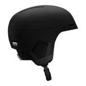 En mat sort Salomon-hjelm med et enkelt, moderne design og lav profil. Hjelmens formede skal har en diskret ventilationsåbning øverst, polstrede ørevarmere og et justerbart hagespænde for komfort og pasform. Det strømlinede udtryk og det lille logo bagtil giver et robust, stilrent indtryk, velegnet til vintersport hvor sikkerhed og enkel æstetik prioriteres.