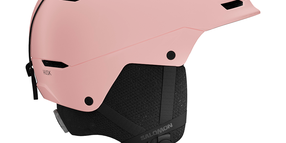 Lyserød skihjelm med mat finish og moderne, minimalistisk design. Hjelmens yderskal har flere ventilationsåbninger, indvendig polstring og sorte ørepropper for komfort og varme. Den justerbare hakestrop med spænde og bagpå justeringsmekanisme sikrer god pasform. Et stilsikkert valg til alpine aktiviteter, der kombinerer sikkerhed, funktionalitet og et enkelt, feminint udtryk. Brandnavnet Salomon ses diskret på remmen.