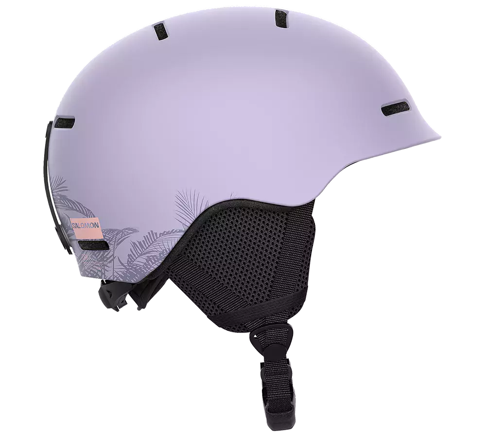 Lyserød-lilla ski- eller snowboardinghjelm i mat finish med diskrete ventilationsåbninger og bløde, polstrede øreklapper i sort netmateriale. Hjelmen har justerbar hagerem med klikspænde og en subtil botanisk palmeprint langs bagkanten samt et lille Salomon-mærke. Enkel og moderne formgivning kombinerer stil og funktionalitet, hvilket gør hjelmen både komfortabel og sikker til vintersport og friluftsbrug.
