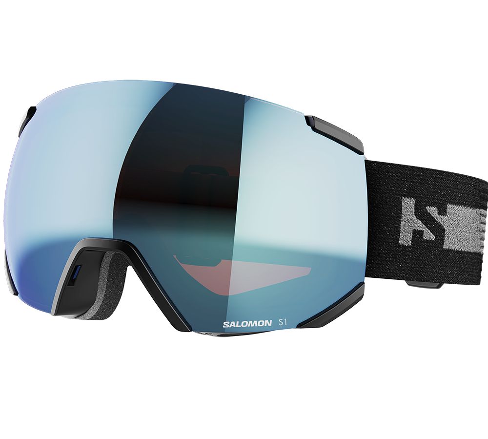 Et par moderne skibriller med en stor, buet spejlbelagt linse i blåtoner og minimalistisk kant, designet til optimal udsigt. Brillen har blød skumforing omkring næsen og en justerbar sort elastikrem med diskret logo. Den aerodynamiske form og den brede linse giver god periferisyn og beskytter effektivt mod blæst og solens refleksioner under vinteraktiviteter.