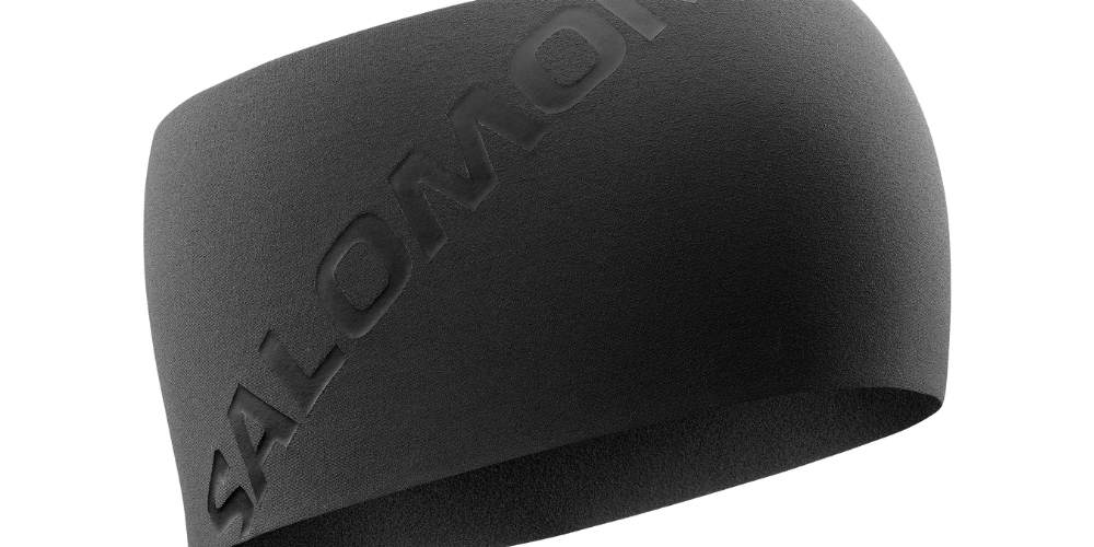 Et enkelt, sort pandebånd fra Salomon med et diskret, relief-præget logo langs omkredsen. Materialet ser blødt og let strækbart ud, med en børstet overflade der tyder på god varmeisolering og svedtransport. Designet er minimalistisk og tætsiddende, ideelt til løb, skiløb eller andre udendørsaktiviteter, hvor man ønsker både funktion og lav vægt. Enkel, praktisk og sportsligt.