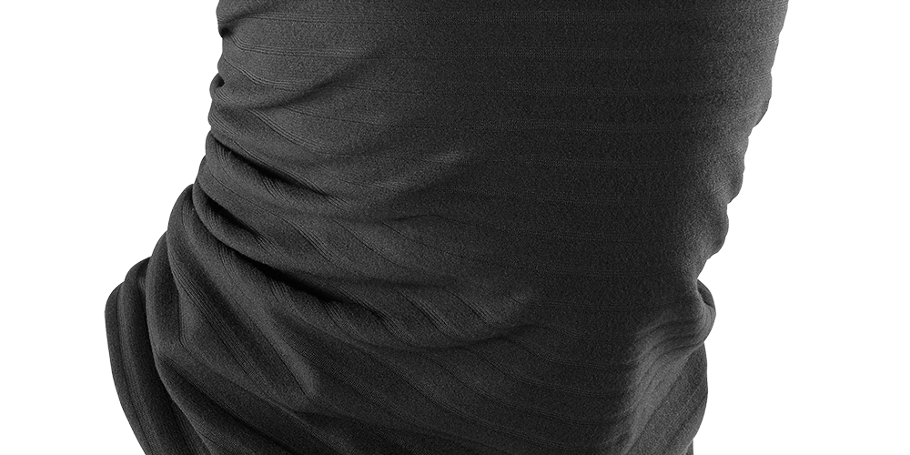 Et enkelt, sort halsrør i strækbart, let materiale med synligt hvidt Salomon-logo i nederkanten. Stoffet ligger tæt og rynket for at vise fleksibilitet og åndbarhed, og designet er sømløst og minimalistisk. Produktet virker alsidigt til løb, skiløb og udendørsaktiviteter, hvor det beskytter mod vind og kulde samtidig med, at det kan bruges som halsedisse, pandebånd eller hue.