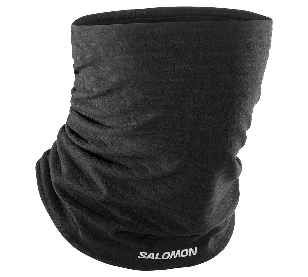 Et enkelt, sort halsrør i strækbart, let materiale med synligt hvidt Salomon-logo i nederkanten. Stoffet ligger tæt og rynket for at vise fleksibilitet og åndbarhed, og designet er sømløst og minimalistisk. Produktet virker alsidigt til løb, skiløb og udendørsaktiviteter, hvor det beskytter mod vind og kulde samtidig med, at det kan bruges som halsedisse, pandebånd eller hue.