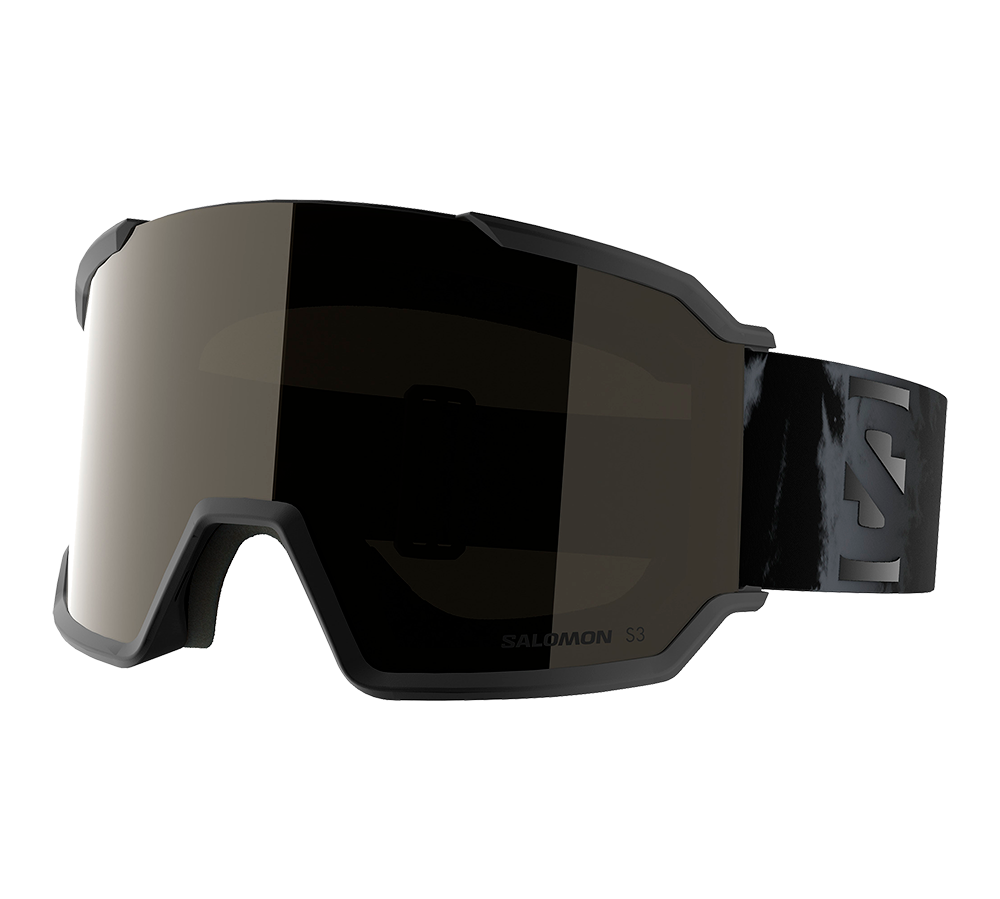 Et par moderne skibriller fra Salomon med stor, tonet spejllinse og mat sort ramme. Det buede, enkeltlagsdesign giver bredt synsfelt og minimalistisk æstetik, mens den brede elastiske rem med S-logo sikrer stabil pasform. Indvendigt blød skumkant øger komforten og forhindrer indtrængen af kulde. Brillerne fremstår robuste og velegnede til alpine forhold og høj fart.