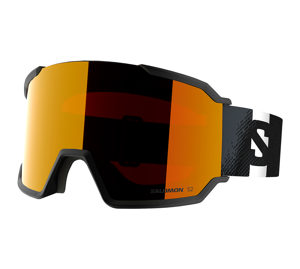Et par moderne skibriller med stor spejllinse i varm orange, der giver et bredt synsfelt og reducerer blænding. Den matte sorte ramme omslutter linsen tæt, mens en bred elastisk strop med kontrastlogo sikrer sikker pasform rundt om hjelmen. Indvendig blød skumpolstring ved næse og pande øger komforten, og ventilationskanter antyder anti-dug-egenskaber — velegnet til alpint skiløb og snowboard.
