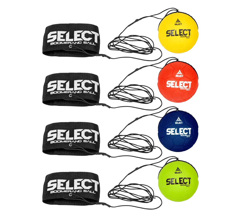 På billedet ses fire SELECT boomerang-bolde i klare farver — gul, rød, blå og neon-grøn — hver forbundet til en sort snor og en bred elastisk håndledsrem med hvidt SELECT-logo. Boldene har en glat overflade og er designet til leg og træning, hvor snoren gør dem nemme at kaste og hente. Produktet virker robust og velegnet til udendørs brug.