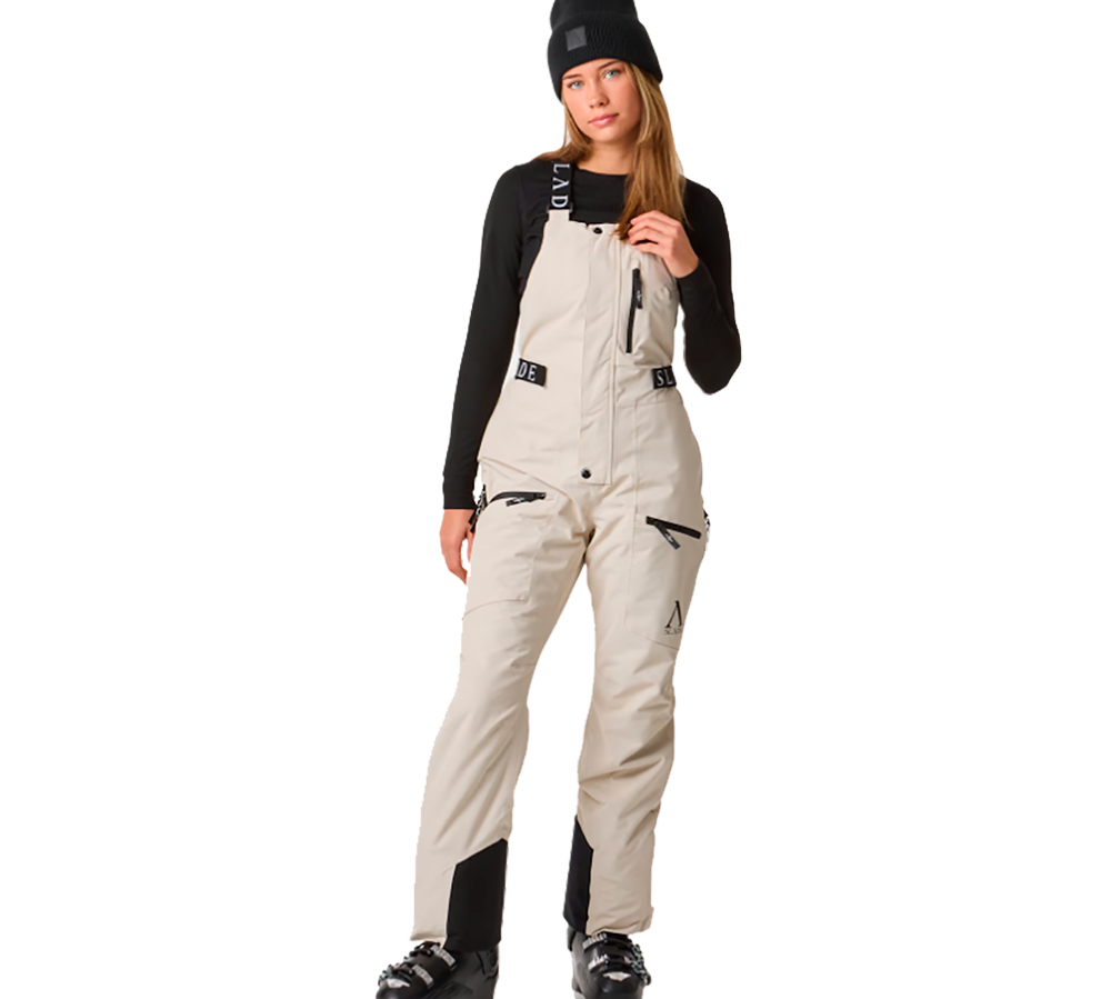 Slade Aspen Bib Pants W er ideelle til vintersport. Disse skibukser er designet til damer og kombinerer stil med funktionalitet. Bukserne fremviser en høj talje og justerbare seler, der sikrer fri bevægelse, samt vind- og vandtæt materiale med et vandsøjletryk på 20.000mm. De tilbyder også praktiske lommer og effektiv ventilation, hvilket gør dem perfekte til aktivitet på sneen. Med deres tætsiddende pasform og beige farve udstråler de både mode og funktionalitet.