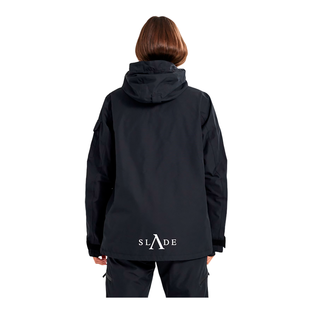 Denne billede viser en model iført "Slade Aspen Jacket W", en dame ski- og vinterjakke fra Slade. Jakken, som er designet i en nedtonet sort farve, har en strømlinet og funktionel stil med en justerbar hætte og flere ydre lommer. Modellen står med en afslappet holdning og udstråler en blanding af komfort og stil, ideel til både vintersport og hverdagsbrug i de kolde måneder. Jakken kombinerer mode og funktionalitet, hvilket gør den til et perfekt valg til den moderne kvinde.