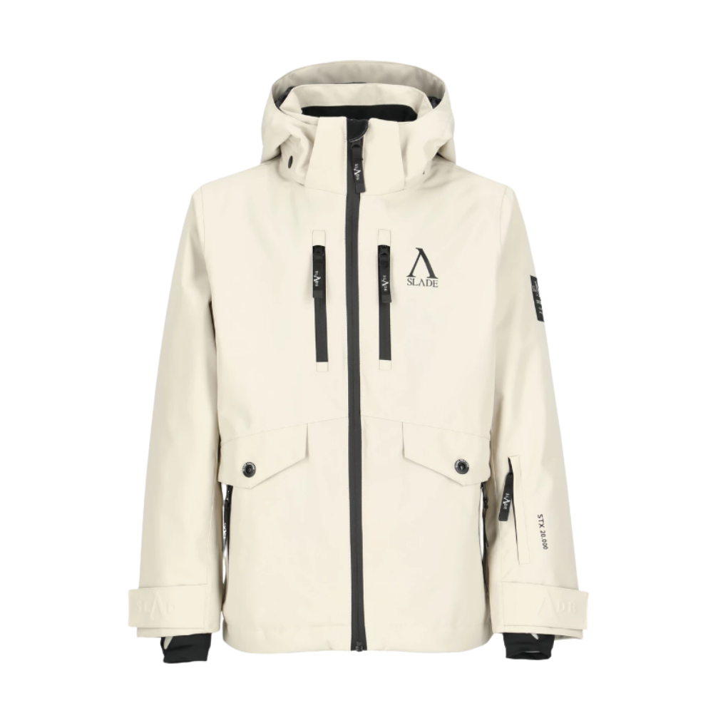 Slade Aspen Shell Jacket Jr er en elegant børneskijakke designet til koldt vejr og skisport. Jakken er fremstillet i en diskret, cremet hvid farve og prydet med sort og grå detaljer, herunder mærkelogos på venstre bryst og ærmes ende. Med funktionelle elementer som vandtætte lynlåse og rummelige, sikre lommer er denne jakke både praktisk og stilfuld for unge skiløbere. Hætten og justerbare manchetter sikrer yderligere beskyttelse mod elementerne, hvilket gør den ideel til vinterbrug.
