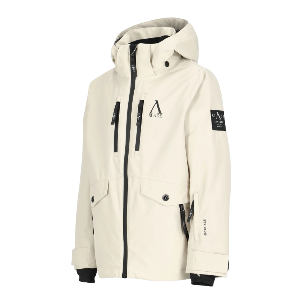 Denne Slade Aspen Shell Jacket Jr er en stilfuld børne skijakke, perfekt til vinteraktiviteter. Jakken er præsenteret i en neutral beige farve med sorte detaljer, hvilket giver et moderne og tidløst look. Designet er funktionelt med flere lynlåslommer og justerbare elementer, der sikrer god pasform og komfort. Det holdbare materiale og den indbyggede hætte beskytter effektivt mod vind og vejr, gør denne jakke ideel til de aktive vinterdage på skibakken.