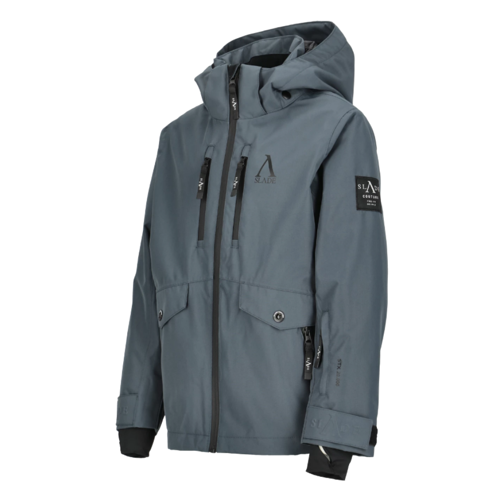 Den præsenterede Slade Aspen Shell Jacket Jr er en ideel børne skijakke til vinterens udfordrende vejr. Jakken fremstår i en elegant grå farve med et diskret logo på brystet. Designet er praktisk med mange lommer og justerbare elementer, der sikrer et behageligt fit. Vandtætte lynlåse og en robust hætte tilbyder yderligere beskyttelse mod sne og regn, hvilket gør denne jakke til et pålideligt valg for aktive børn på skiferien.
