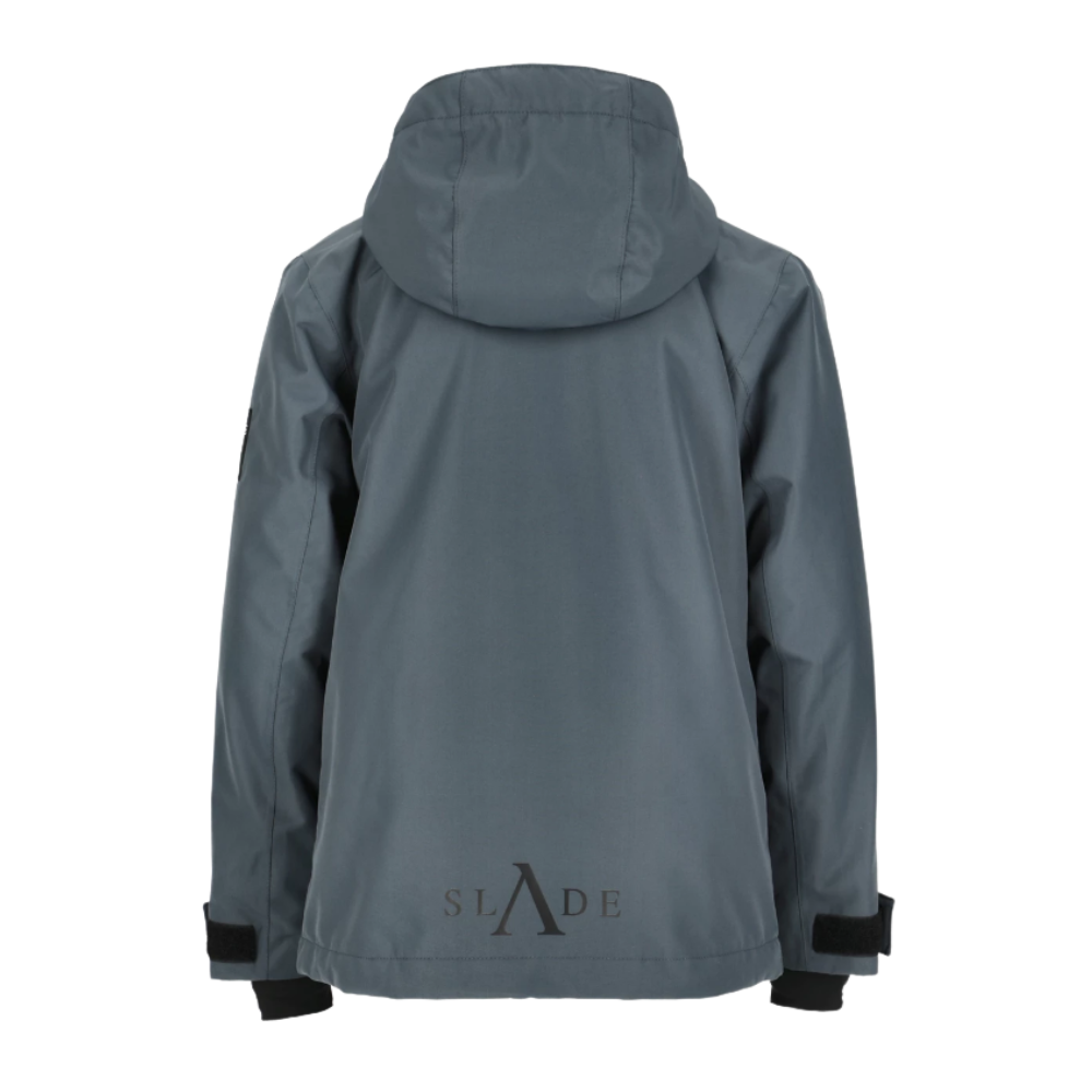 Denne Slade Aspen Shell Jacket Jr er en ideel skijakke til børn. Jakken er fremstillet i en flot grå farve og designet med praktiske funktioner til vinteraktiviteter. Den har en robust ydre skal, justerbare manchetter og flere lommer, som sikrer både funktionalitet og varme. Med sit moderne look og Slade logoet tydeligt på brystet og armen, er denne jakke både stilfuld og praktisk for unge skientusiaster.