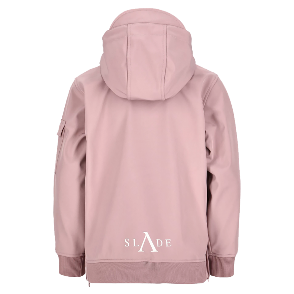 Slade Colorado Softshell Anorak Jr er en stilren børneanorak i en smuk sart rosa farve. Denne anorak fra Slade er designet med praktiske detaljer, som en kængurulomme foran med trykknapper og en praktisk sidelomme på armen. Med sin justerbare hætte og robuste softshell materiale er denne anorak ideel til at holde dit barn varmt og beskyttet mod vejr og vind.