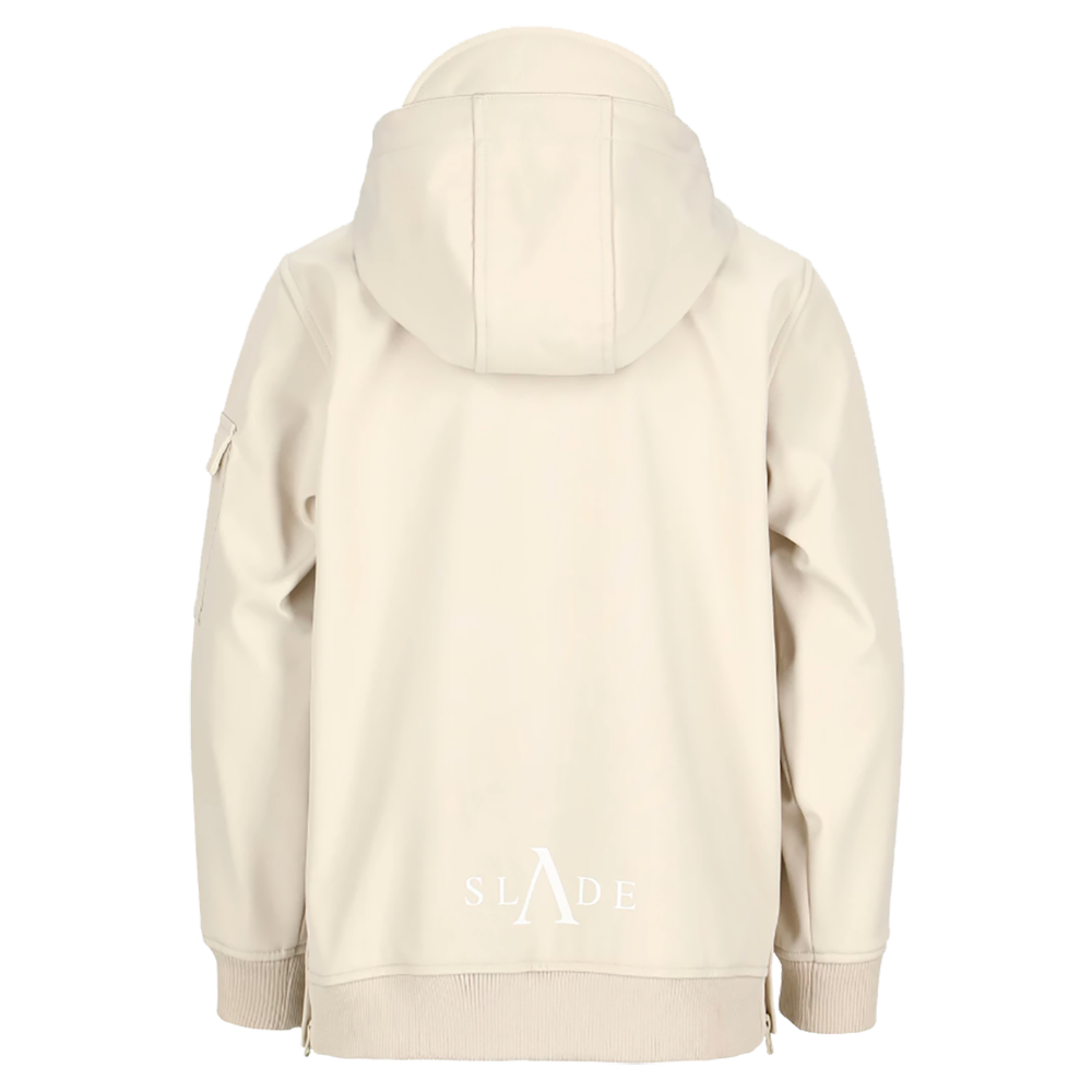 Denne Slade Colorado Softshell Anorak Jr er en stilfuld og praktisk anorak til børn, designet af mærket Slade. Anorakken fremstår i en neutral cremefarve, der giver et rent og enkelt look, hvilket gør den ideel til hverdagsbrug samt udendørsaktiviteter. Den er udstyret med en rummelig, justerbar hætte, en stor lomme på fronten, og logodetaljer, som tilfører et moderne præg. Anorakken er fremstillet af et blødt og holdbart softshell materiale, der sikrer komfort og varme.