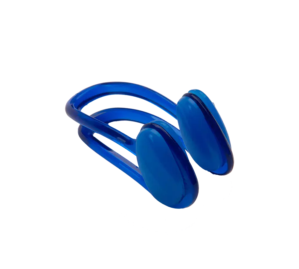 Et lille, blankt blå plastikobjekt bestående af to ovale puder forbundet med et fleksibelt dobbeltbånd. Overfladen er glat og reflekterende, og formen virker ergonomisk, som om det er designet til at klemmes omkring noget eller sidde over en kropsdel. Det enkle, moderne design fremstår robust og praktisk, velegnet til sport eller personlig pleje.