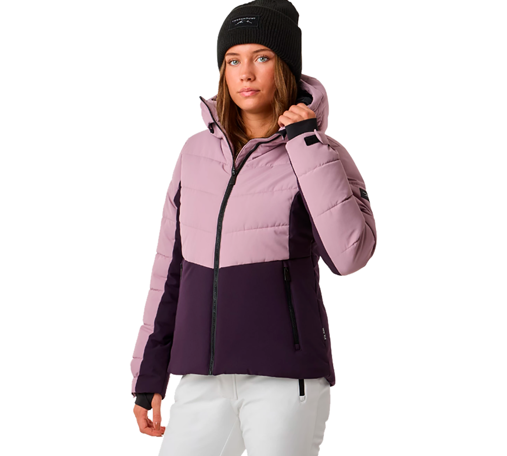 På billedet ser vi en ung kvinde iført Swedemounts Vail Ski Jacket W, en dame skijakke. Jakken præsenteres i en tiltalende tofarvet design med en øvre del i blød lyserød og en nederste del i mørk lilla. Dette kombineres med en sort lynlås og matchende detaljer. Jakken har en justerbar hætte og lynlåslommer, som er praktiske til opbevaring. Hendes varme og stilfulde sorte hue komplementerer jakkens vinterklar æstetik og funktionalitet.