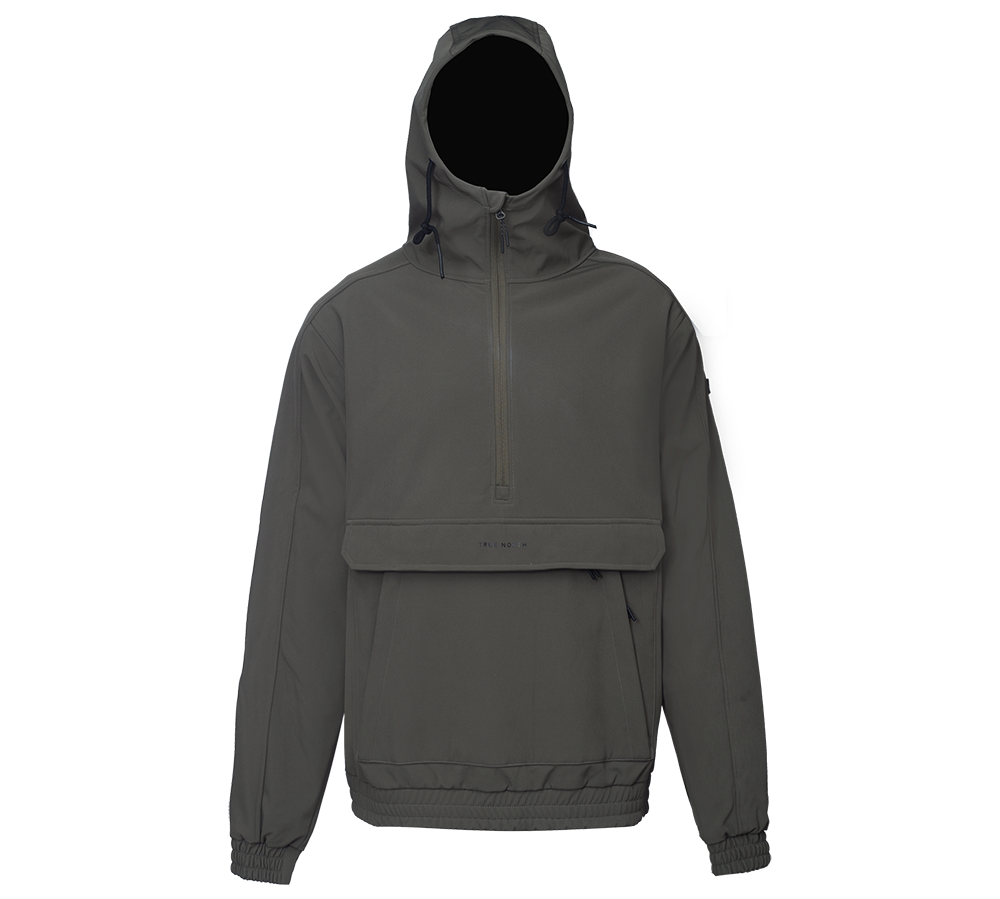 En mørkegrå anorak med minimalistisk, teknisk design. Jakken har hætte med snore, halvlængde lynlås i front og en stor brystlomme med klap, der skjuler yderligere opbevaring. Elastiske manchetter og bund gør den vindafvisende, mens de rene syninger og matte materiale giver et moderne, funktionelt look. Perfekt som let beskyttelse ved hverdagens udendørsaktiviteter.