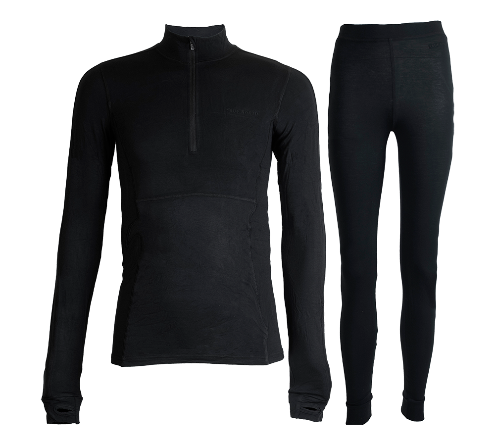 Dette billede viser et klassisk sort sæt termoundertøj bestående af en tætsiddende trøje med halv lynlås og høj krave samt et par lange leggings. Materialet ser blødt og elastisk ud, med flade syninger og tommelfingerhuller i ærmerne for ekstra komfort. Designet er enkelt og funktionelt, velegnet som isolerende første lag til udendørs aktiviteter, vinterbrug eller hverdagskomfort under kolde forhold.