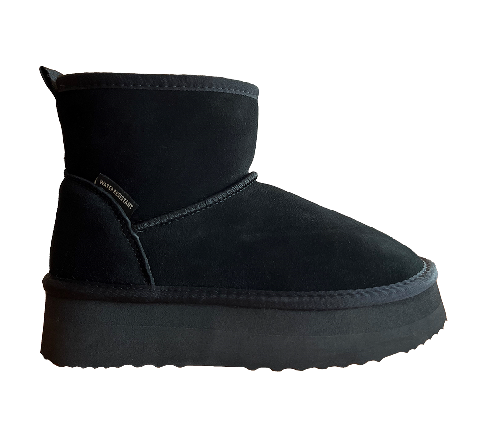 Sort kort vinterstøvle i ruskindslignende materiale med rund tå og kraftig, profileret sål. Støvlen har lav hælkappe, diskret syning langs overgangen og et lille "water resistant"-mærke ved skaftet. Indeni skimtes en blød foring, hvilket lover varme og komfort. Farven er dyb sort og passer nemt til både jeans og vinterfrakker.