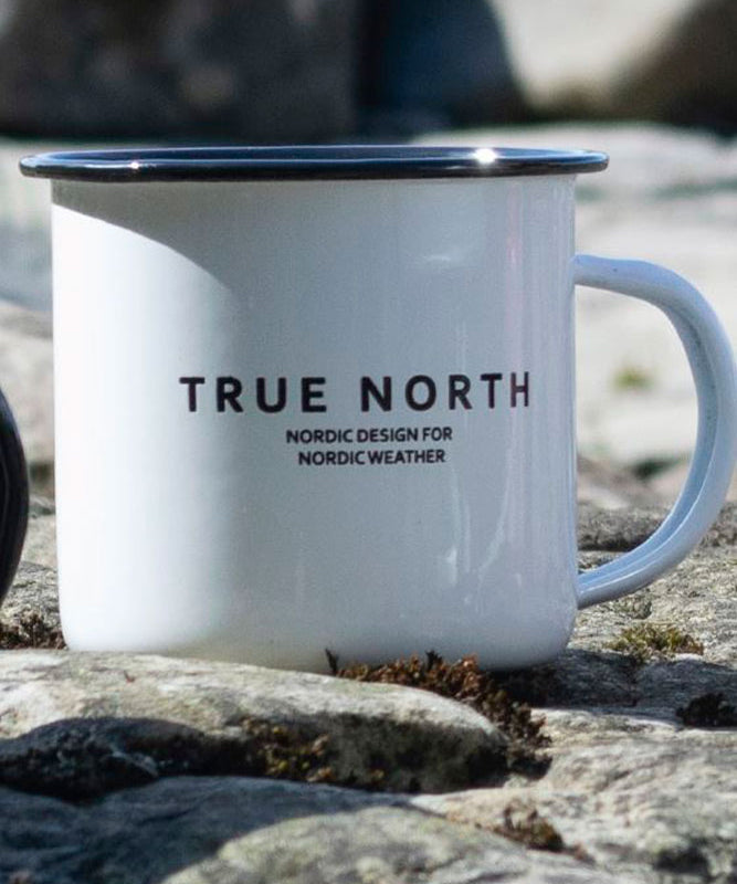 true-north-enamel-mug-hvid-livsstil.jpg