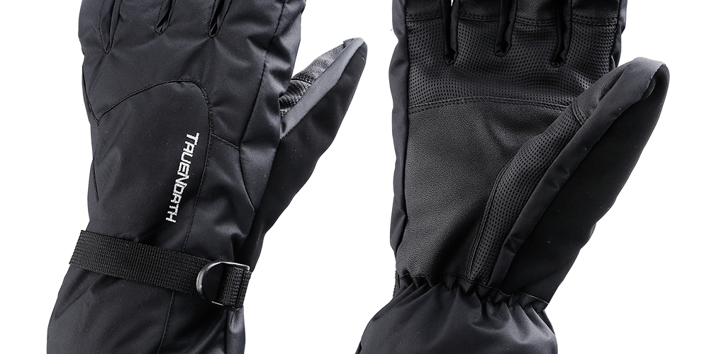 Et par sorte vinterhandsker i robust, isolerende materiale med forstærket håndflade og tekstureret greb. Handskerne har polstret overside, elastisk håndled og justerbar spænde for tæt pasform. Indersiden virker blød og komfortabel, velegnet til skiløb, vintervandring eller dagligt brug i koldt vejr. Det diskrete design og slidstærke syninger signalerer funktionalitet og holdbarhed, samtidig med at bevægelsesfriheden bevares.