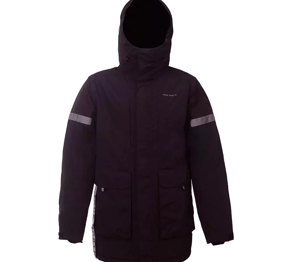 En stilren, sort parka med hætte og langt, beskyttende snit. Jakken har store klaplommer foran, lynlåslommer og reflekterende striber på ærmerne for øget synlighed. Materialet ser robust og let vandafvisende ud. Designet virker isoleret og velegnet til koldt vejr, med justerbar hætte og dækket lynlås for bedre vindbeskyttelse. Diskret branding på brystet fuldender det funktionelle, minimalistiske udtryk.