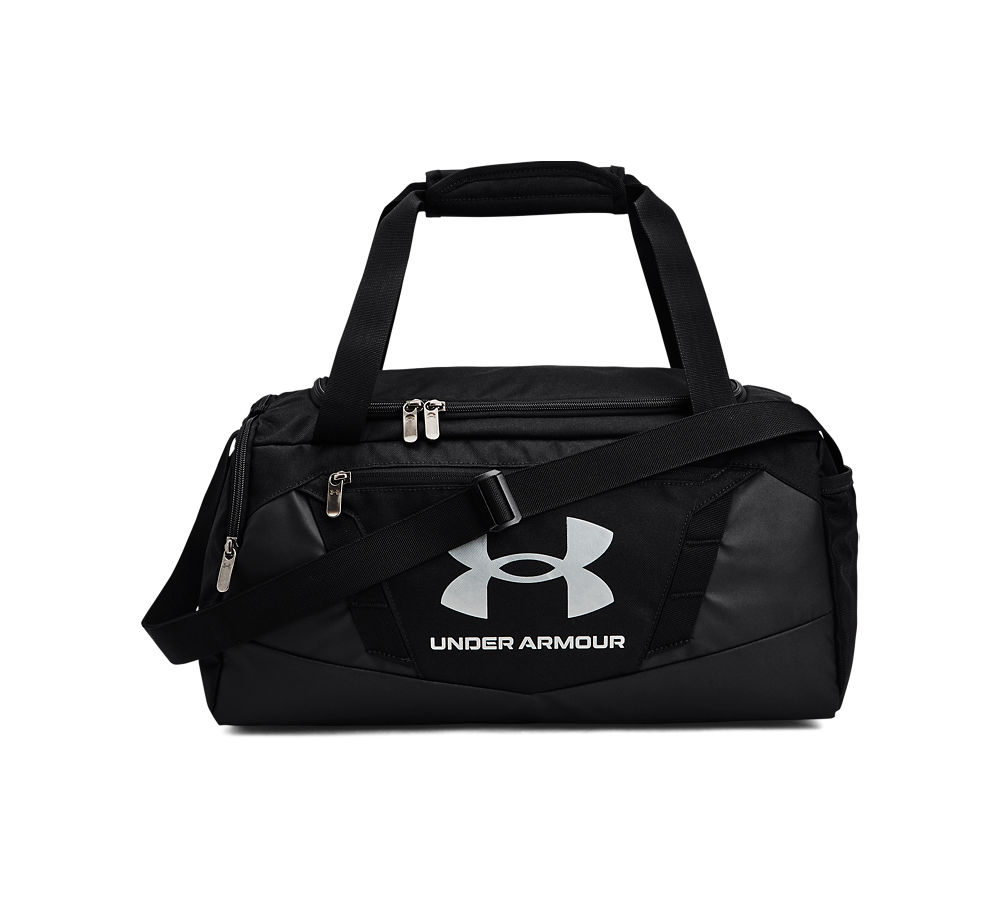 Sort trænings- og rejsetaske fra Under Armour med stort, hvidt logo på fronten. Tasken har justerbar skulderrem, polstrede bærehåndtag og flere lynlåslommer til opbevaring af sko, tøj og småting. Designet virker robust og funktionelt med forstærkede sømme og glidelåse i metal. Et stilrent, sporty valg til gym, weekendture eller daglig transport af udstyr.