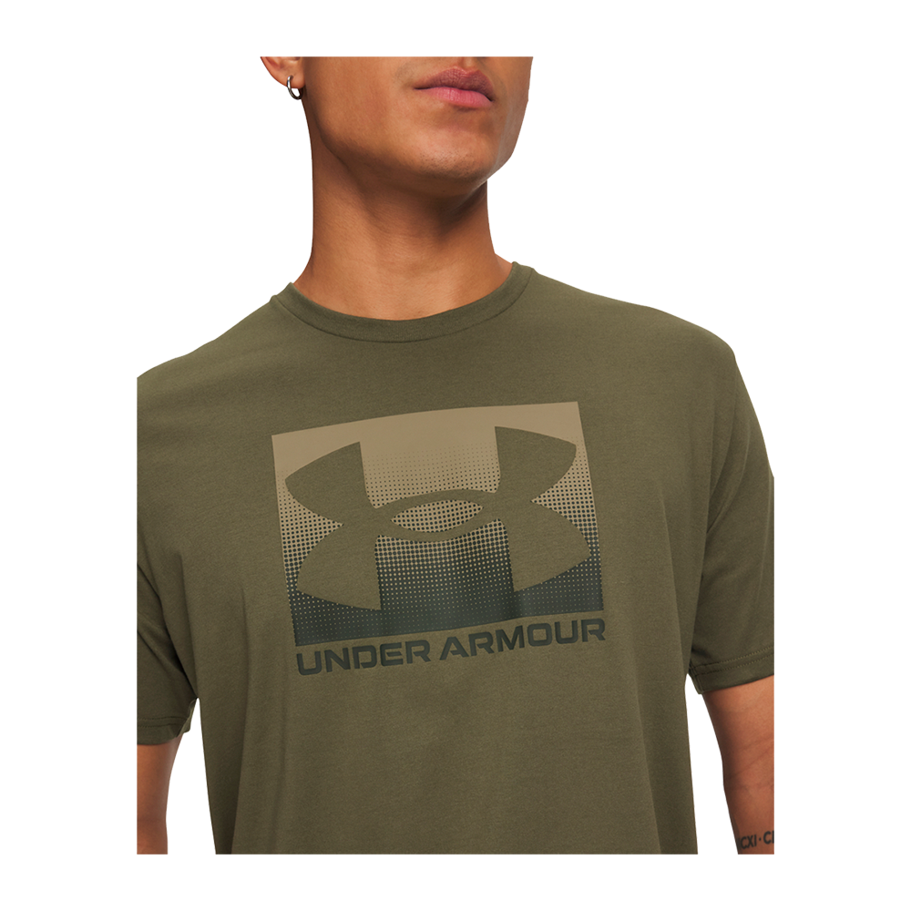 under-armour-boxed-logo-t-shirt-1386793-390-herre-t-shirt-45110-groen-a.png