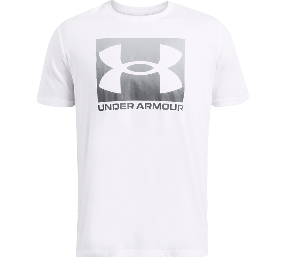 En hvid T-shirt fra Under Armour med et stort logo i midten. Moderne, enkelt design med kort ærme og rund hals, lavet i let og åndbart materiale, der passer til både træning og hverdag. Logoet står i et gråt kvadrat over mærkenavnet, hvilket giver et sporty og minimalistisk udtryk. God som basislag eller til afslappet fritidsbrug.