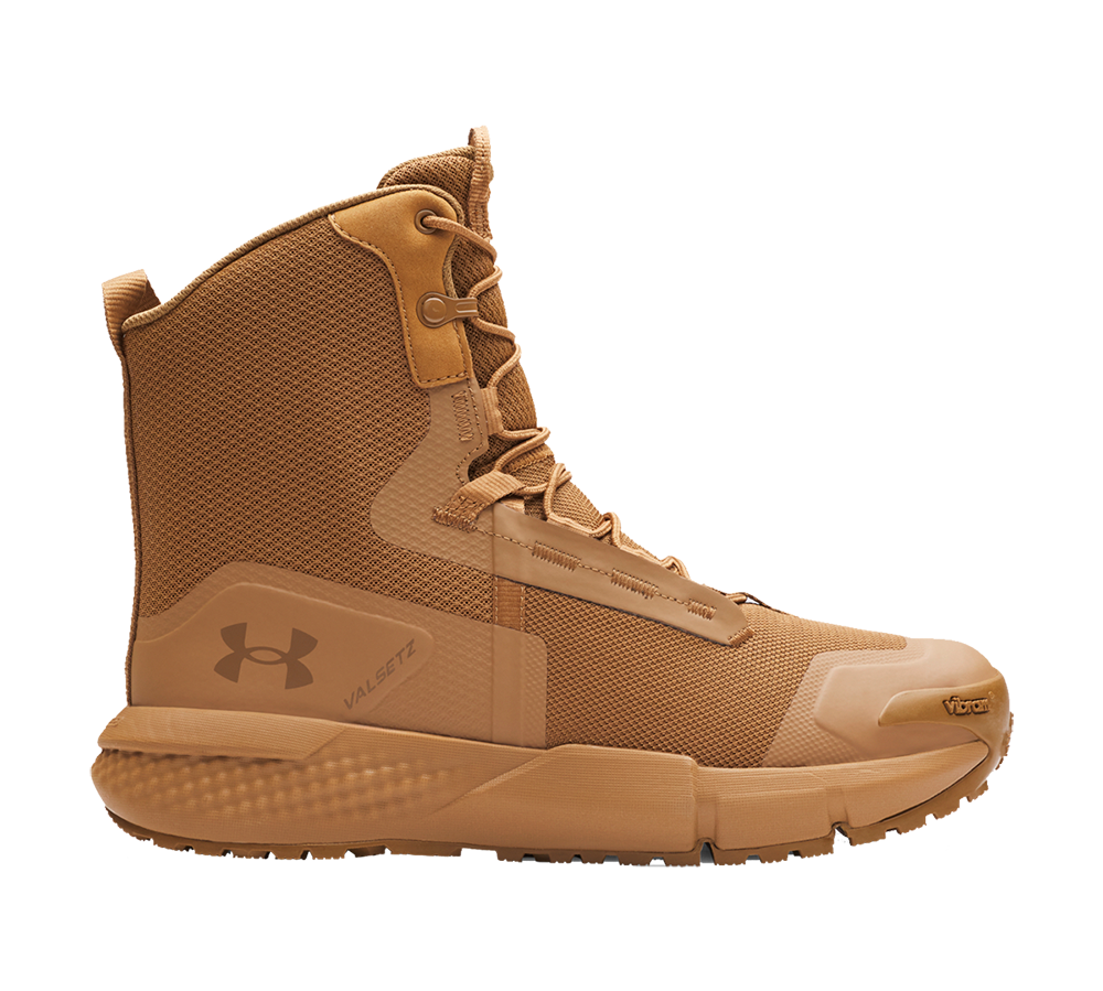 Et ensfarvet, coyote-brunt taktisk støvle fra Under Armour, designet til letvægts mobilitet og holdbarhed. Overdelen kombinerer åndbart mesh med forstærkede paneler ved tå og hæl, mens snørebåndssystemet giver stabil pasform. Den robuste sål med mønster sikrer greb på ujævnt terræn. Stilren, funktionel og velegnet til udendørs anvendelse eller arbejde, hvor komfort og beskyttelse er vigtige.
