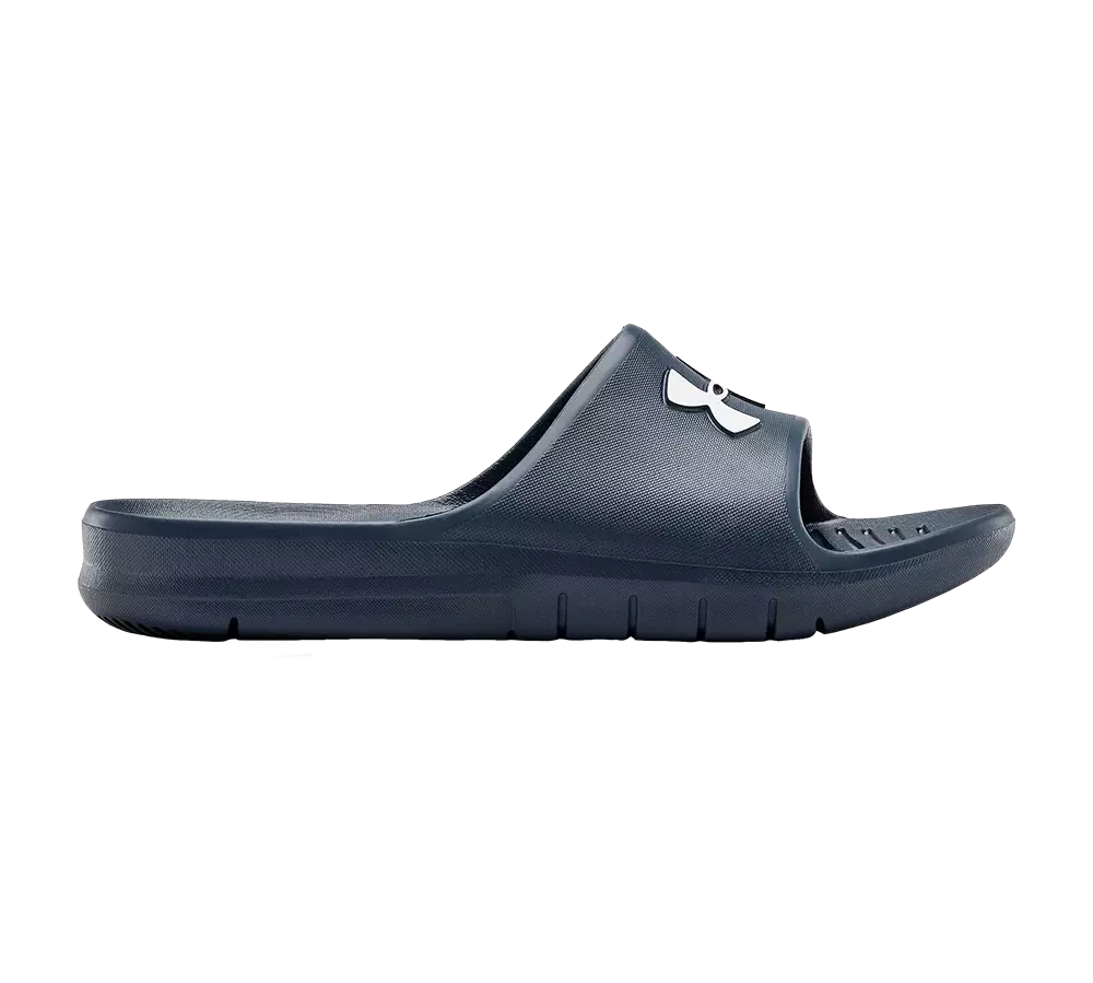 På billedet ses en mørkeblå slides-sandal i ét stykke EVA-lignende materiale. Den har en bred rem med et diskret hvidt logo, en formstøbt fodseng og en let profileret ydersål for greb. Sandalen er vandafvisende, ventileret ved tåområdet og designet til afslappet brug ved poolen, stranden eller som komfortabel hverdags-slipper. Den er let og nem at rengøre.