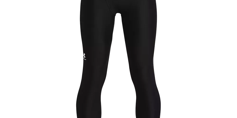 Et par sorte, tætsiddende trænings-leggings i kompressionsstil. Materialet virker glat og elastisk med flade sømme for komfort, og den brede elastik i taljen har stor branding ('UNDER ARMOUR') i kontrastfarve. Ankellange ben og et lille logo på låret signalerer sportsligt design. Velegnet til løb, styrketræning eller som baselag under sportstøj, med fokus på bevægelsesfrihed og fugttransport. Materialet tilbyder også god holdbarhed og slidstyrke, ideelt til både indendørs og udendørs aktiviteter.