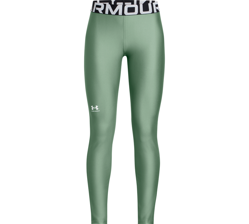 Disse grønne træningstights fra Under Armour har et strømlinet, tætsiddende snit og høj elastisk talje med tydelig branding. Materialet virker glat og let blankt, hvilket tyder på strækbar, fugttransporterende teknologi til sportsbrug. Tightsene har flade sømme for komfort og et diskret logo på låret. Velegnede til løb, fitness eller yoga, hvor bevægelsesfrihed og støtte er i fokus.