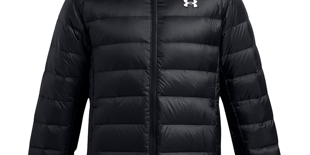 Sort, quiltet vinterjakke fra Under Armour med hætte og fuld lynlås. Den lette, polstrede konstruktion sikrer god varmeisolering uden at være klodset, og de vandafvisende materialer beskytter mod let regn og vind. Enkel, moderne silhuet med diskret logo på brystet gør jakken velegnet til både hverdag og træning. Funktionel og stilren til kølige dage.