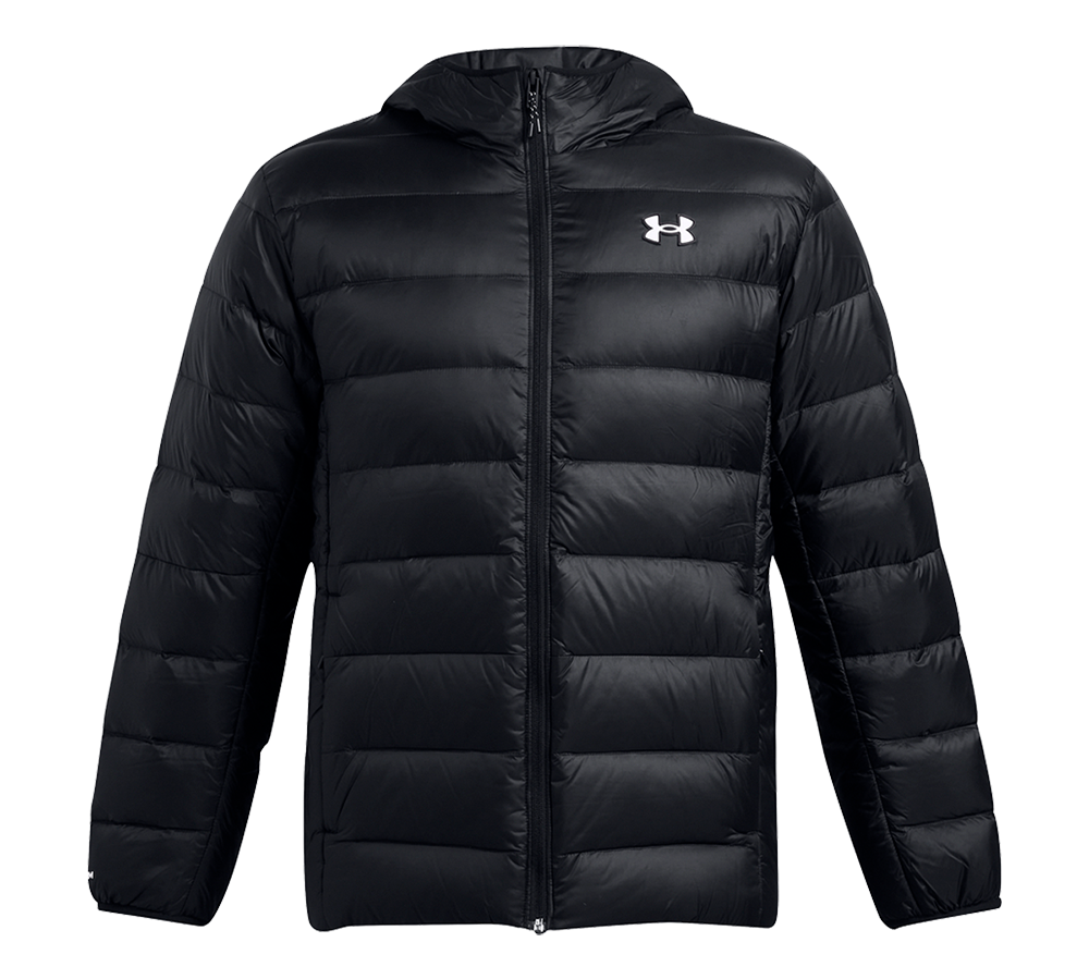 Sort, quiltet vinterjakke fra Under Armour med hætte og fuld lynlås. Den lette, polstrede konstruktion sikrer god varmeisolering uden at være klodset, og de vandafvisende materialer beskytter mod let regn og vind. Enkel, moderne silhuet med diskret logo på brystet gør jakken velegnet til både hverdag og træning. Funktionel og stilren til kølige dage.