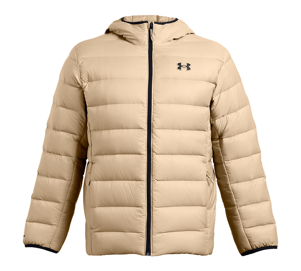 En beige, polstret vinterjakke fra Under Armour med vandret quiltning og integreret hætte. Jakken har en langsgående frontlynlås i kontrastfarve, to sidelommer med lynlås og elastiske ærmekanter for bedre pasform. Det lette, syntetiske fyld giver isolering uden at være klodset, hvilket gør jakken velegnet til både hverdag og aktive udendørsaktiviteter i køligt vejr.