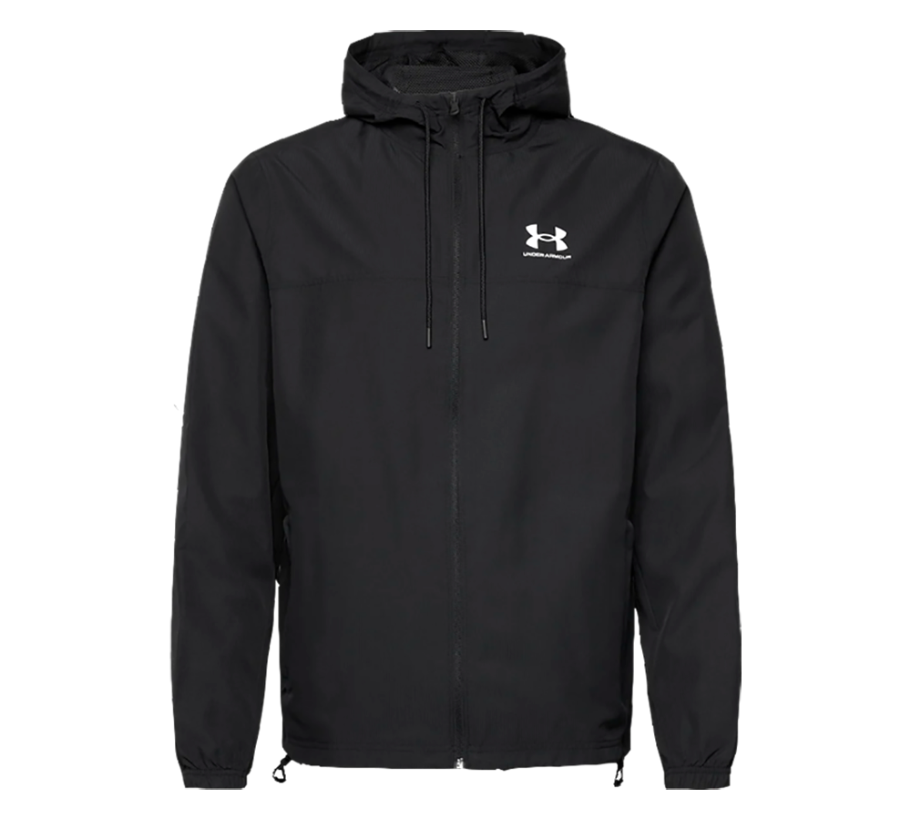 Sort letvægtsjakke med hætte fra Under Armour. Jakken har fuld lynlås, justerbar snøre i hætten og elastiske ærmekanter for god pasform. Et hvidt Under Armour-logo er placeret på brystet. Materialet virker mat og teknisk, velegnet til løb eller hverdag som et minimalistisk, funktionelt lag mod vind og let regn. Enkel, sporty og nem at style.