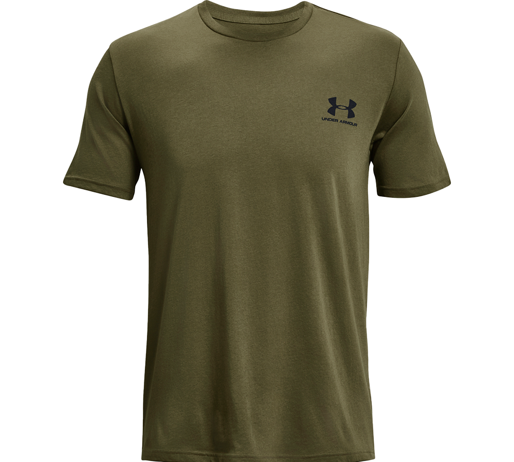 En enkelt, olivengrøn T‑shirt fra Under Armour med rund hals og korte ærmer. Stoffet ser blødt og let ud, ideelt til træning eller hverdag. Det diskrete, mørke logo er placeret på venstre bryst og giver et sporty, minimalistisk udtryk. T‑shirten har en lige pasform, enkel sømdetalje og fremstår både funktionel og stilren — nem at kombinere med jeans, træningsbukser eller jakker.