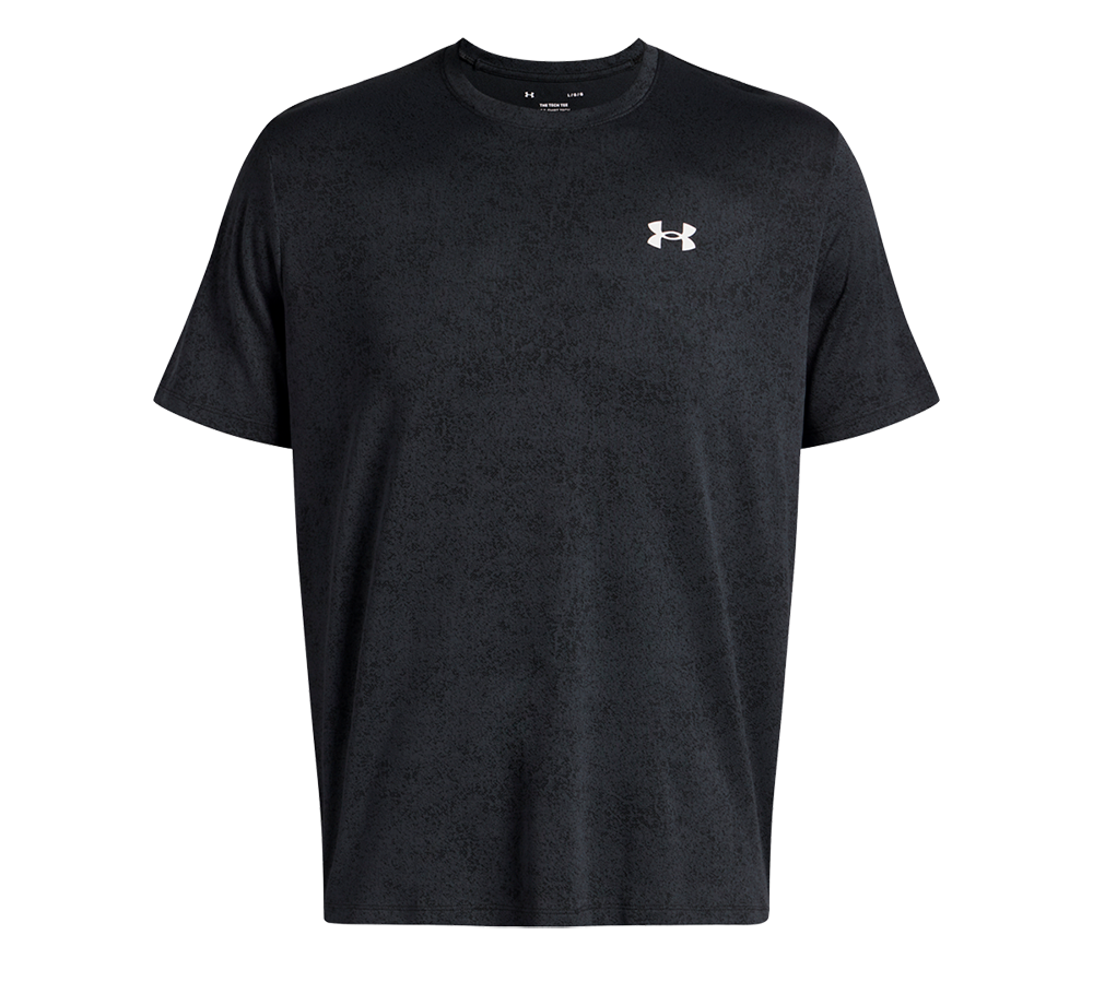 Sort Under Armour t‑shirt med kort ærme, rund hals og et lille logo på venstre bryst. Stoffet fremstår let og åndbart med en diskret, marmoriseret struktur, hvilket giver et sporty og minimalistisk udtryk. T‑shirten har en afslappet, komfortabel pasform og egner sig både til træning og casual hverdagsbrug. Farven og snittet gør den nem at kombinere med andre basisdele.