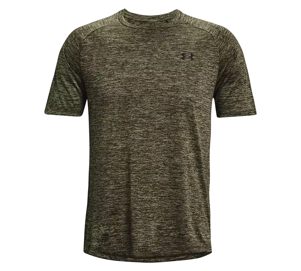 En enkel, kortærmet trænings-T-shirt i meleret olivengrøn med et let rustikt udtryk. Stoffet virker let og åndbart, perfekt til sport eller hverdag. Rund hals og raglanærmer giver bevægelsesfrihed, og det lille Under Armour-logo i brysthøjde markerer mærket diskret. T-shirten har en slank, funktionel pasform og ser behagelig og praktisk ud til aktive brugere.
