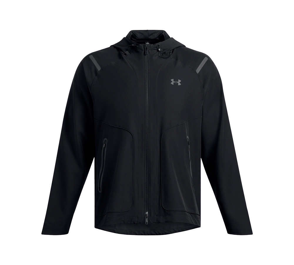 Sort, teknisk softshell-jakke med hætte fra Under Armour. Jakken har fuld lynlås, to lynlåslommer i siderne og et diskret logo på venstre bryst. Enkel, sporty silhuet med længere ryg og reflekterende detaljer på skuldrene. Minimalistisk design, der virker funktionelt og velegnet til løb eller træning i køligt vejr, samtidig med at den passer til hverdagsbrug.