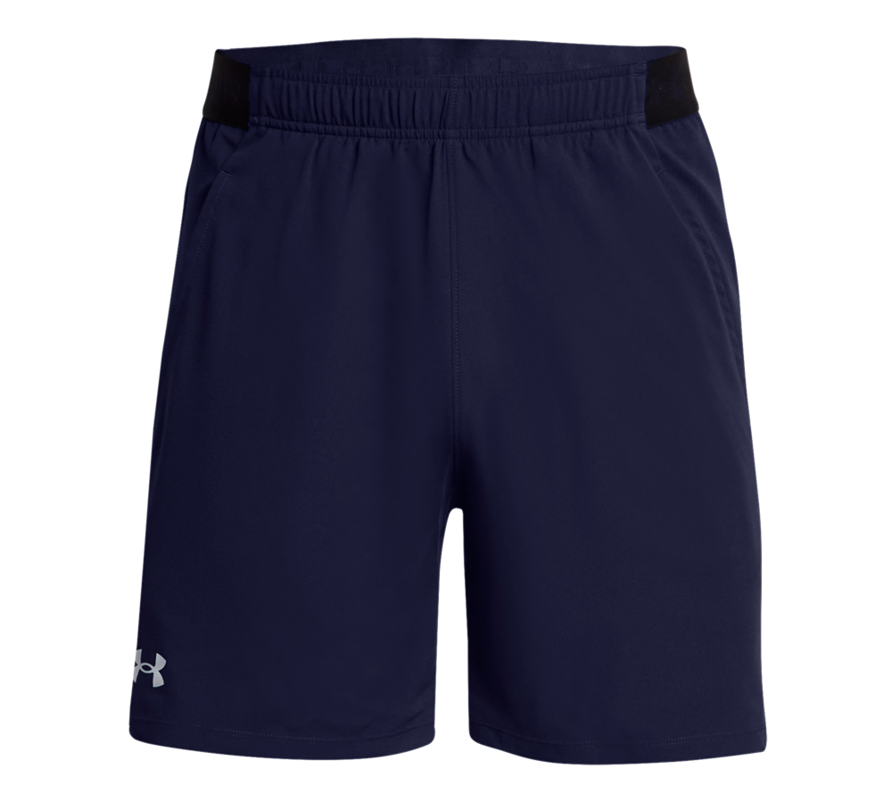 Et par marineblå træningsshorts med enkelt, funktionelt design. Shortsen har elastisk talje med indvendig snor, diskrete sidelommer og flade sømme for komfort under bevægelse. Materialet virker let, åndbart og svedtransporterende, egnet til løb og fitness. Et lille logo i nederste venstre hjørne tilføjer et sporty præg. Klassisk pasform og neutralt udtryk gør dem nemme at kombinere.