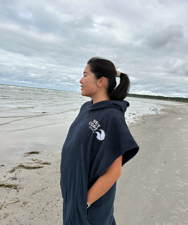 wcd-beach-poncho-25-uni-livsstil-moerkeblaa.jpg