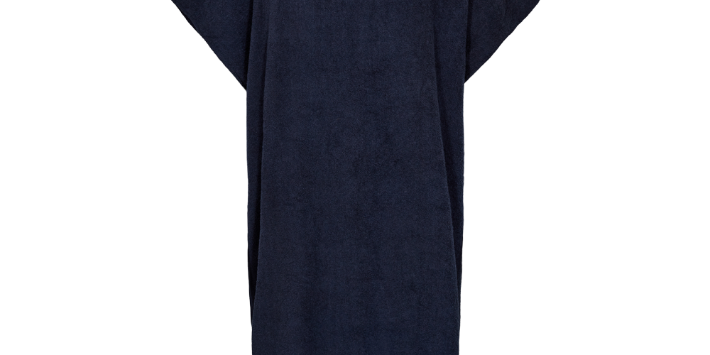 En mørkeblå hætteponcho i blødt frottémateriale hænger løst over en mannequin. Ponchoen har korte ærmer, stor hætte og et enkelt, lige snit, der går til omkring knæene. Et lille, hvidt broderet logo ses ved brystet. Designet er funktionelt og velegnet til stranden eller poolen — hurtigt at trække over efter badet og behageligt at tørre sig i. Materialet virker tætvævet og absorberende.