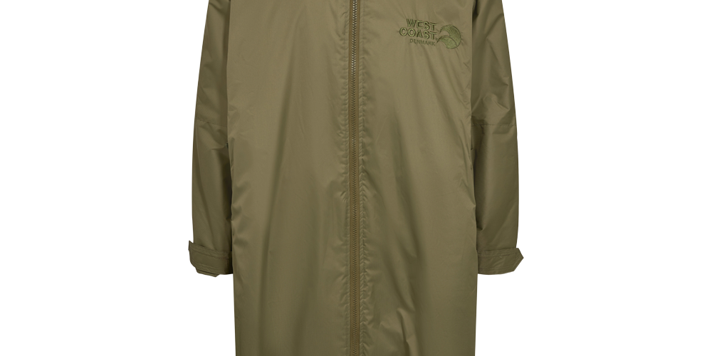 En lang, olivengrøn regnfrakke med hætte og central tovejslynlås. Designet er minimalistisk og funktionelt, med broderet "West Coast Denmark"-logo på brystet. Frakken har en let forstærket hætte og justerbare ærmekanter, og er lavet i glat, vandafvisende materiale, som giver god beskyttelse mod regn og vind. Et stilrent valg til uformelle og praktiske hverdagsoutfits.