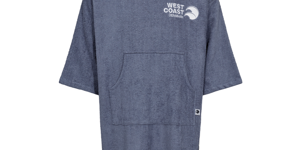 Denne "West Coast Denmark Poncho LS 25, Uni - Voksen Badekåbe" fra West Coast Denmark er designet i en enkel, men stilfuld gråblå farve. Den har en praktisk hætte og en stor lomme på forsiden, ideel til opbevaring af små genstande. Logoet på fronten fremhæver mærkets tilknytning til de danske kystområder. Ponchoen er perfekt til strandbrug eller afslapning efter et bad, og tilbyder både komfort og funktionalitet.