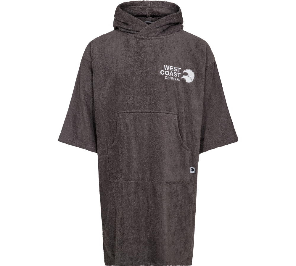 Denne billedvisning fremhæver en "West Coast Denmark Poncho LS 25", en voksen badekåbe fra West Coast Denmark. Kåben præsenteres i en neutral grå farve med en diskret logo på brystet, som afspejler elegance og diskretion. Med en komfortabel hætte og rummelige lommer er denne badekåbe både praktisk og stilfuld, ideel til afslapning ved stranden eller derhjemme. Det tykke stof sikrer varme og komfort efter et bad eller en svømmetur.